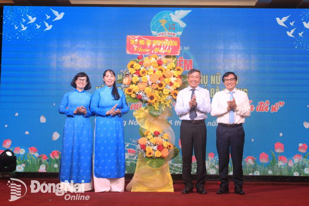 Đồng chí Hồ Thanh Sơn (thứ 2 từ phải sang) và Phó chủ tịch UBND tỉnh Nguyễn Sơn Hùng (bìa phải) tặng hoa cho đại diện Hội LHPN tỉnh (Ảnh: Nga Sơn)