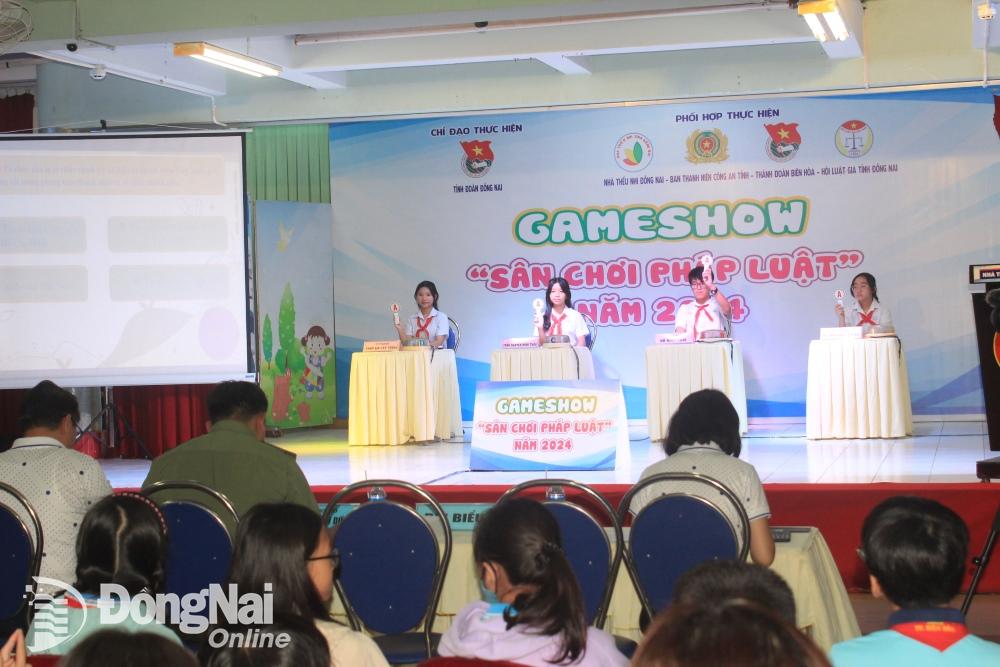 Các em thiếu nhi tham gia gameshow sân chơi pháp luật (Ảnh: Nga Sơn)