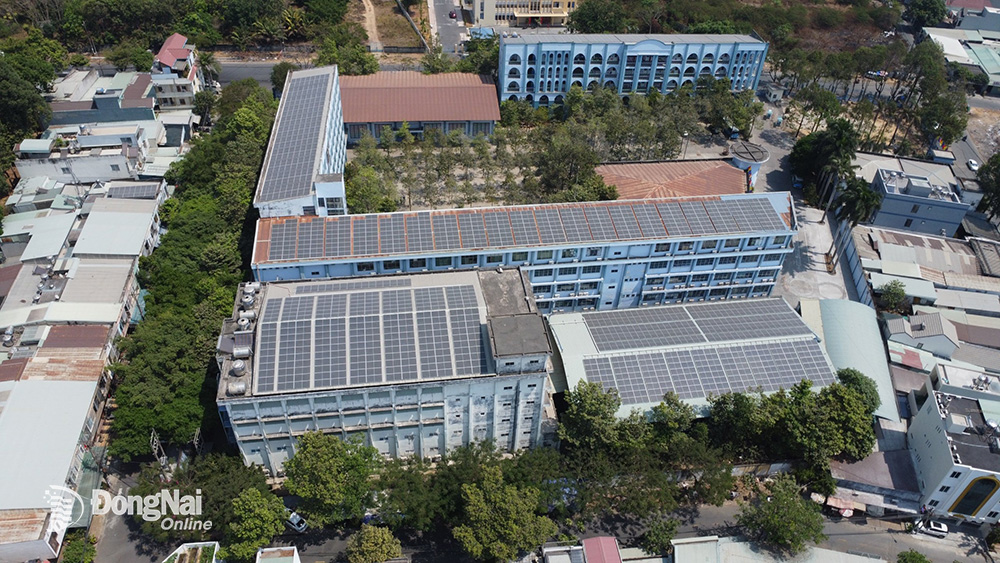 Hệ thống điện mặt trời trên mái công trình trường học tại thành phố Biên Hòa. Ảnh: B.Mai