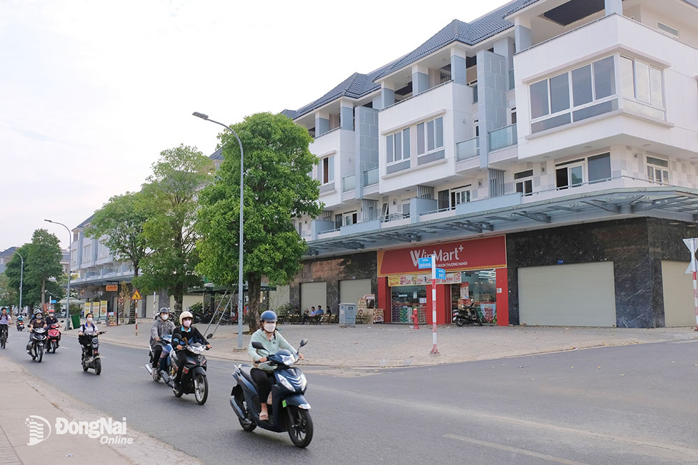 Đường Nguyễn Văn Hoa (phường Thống Nhất) - khu vực gần Trường cao đẳng Kỹ thuật Đồng Nai tấp nập người qua lại vào mỗi sáng. Ảnh: Đức Vinh