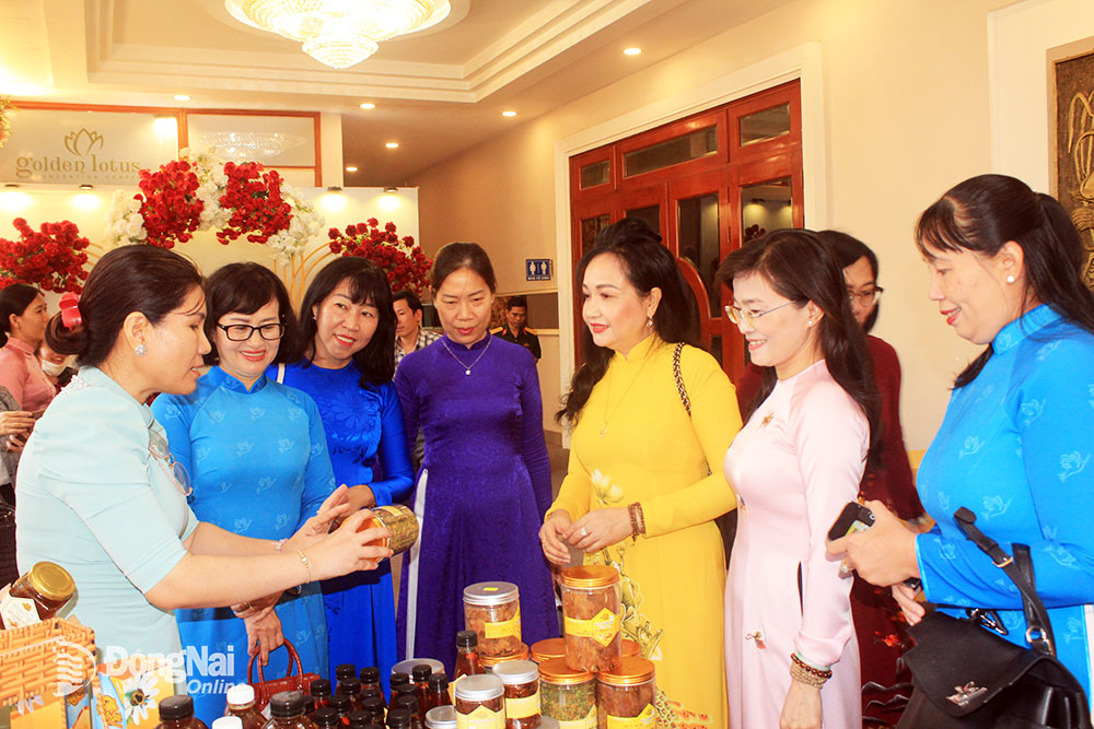 Chị Vũ Thị Thanh Thúy (bìa trái) giới thiệu các sản phẩm từ mật ong đến với khách hàng tại sự kiện do Hội Liên hiệp phụ nữ tỉnh tổ chức.