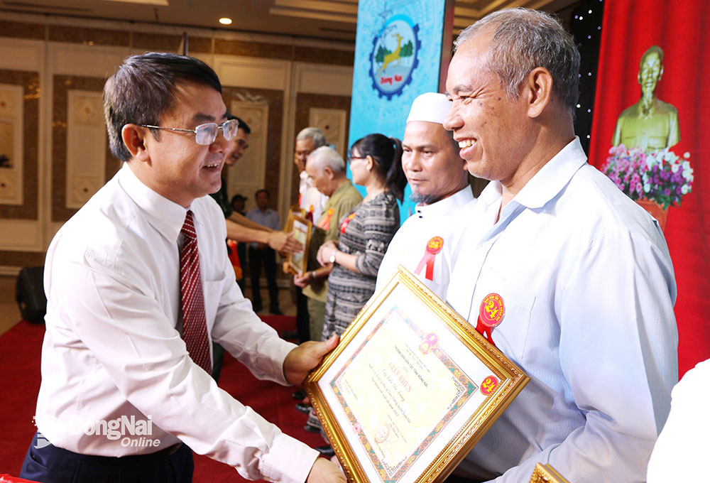 Trưởng ban Dân tộc tỉnh Nguyễn Văn Khang khen thưởng người có uy tín trong đồng bào dân tộc thiểu số tiêu biểu năm 2023. Ảnh: S.Thao