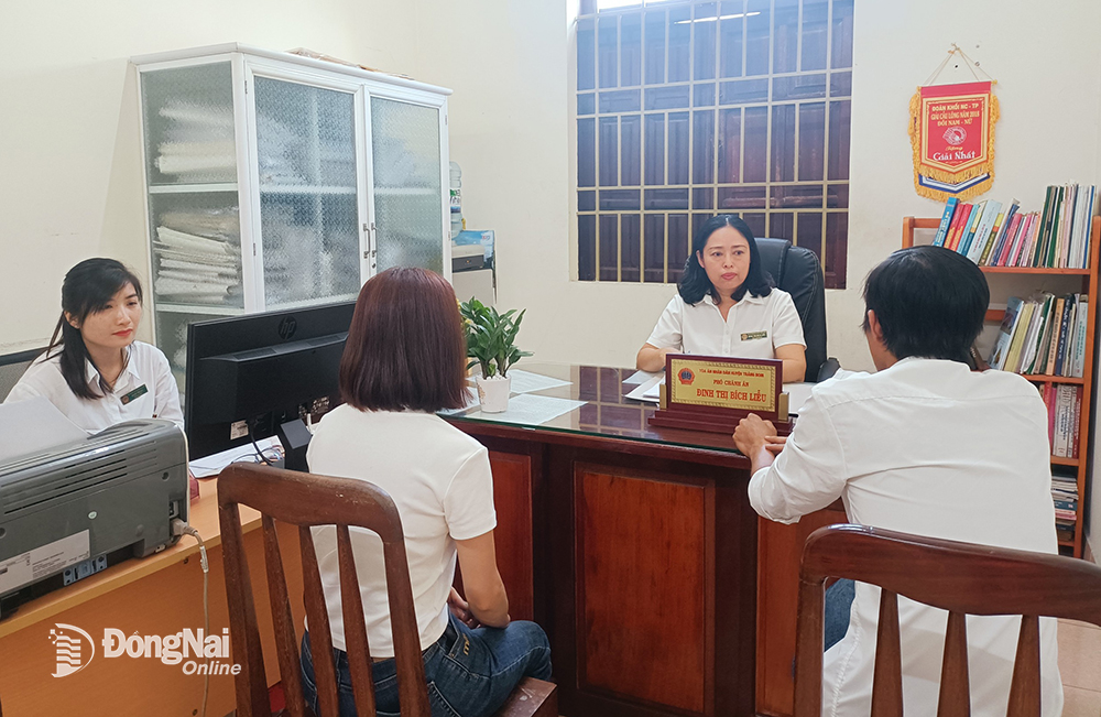 Thẩm phán Đinh Thị Bích Liễu (thứ 2 từ phải qua), Phó chánh án Tòa án nhân dân huyện Trảng Bom, tham gia hòa giải cho một cặp vợ chồng làm đơn ly hôn. Ảnh: T.Tâm