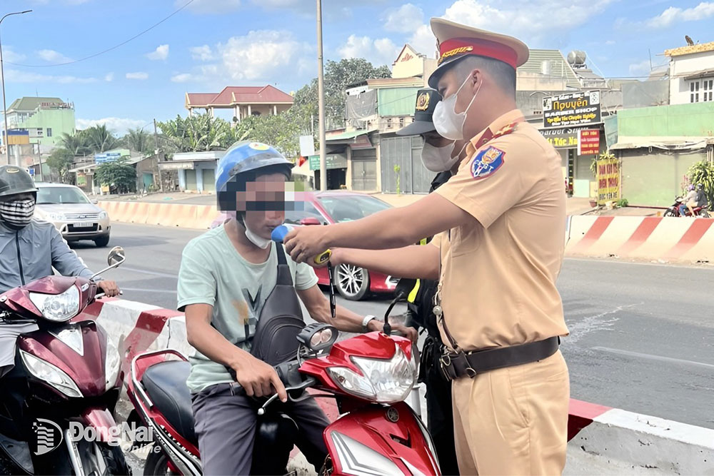 Lực lượng cảnh sát giao thông kiểm tra nồng độ cồn người lái xe trên quốc lộ 51. Ảnh: C.T.V