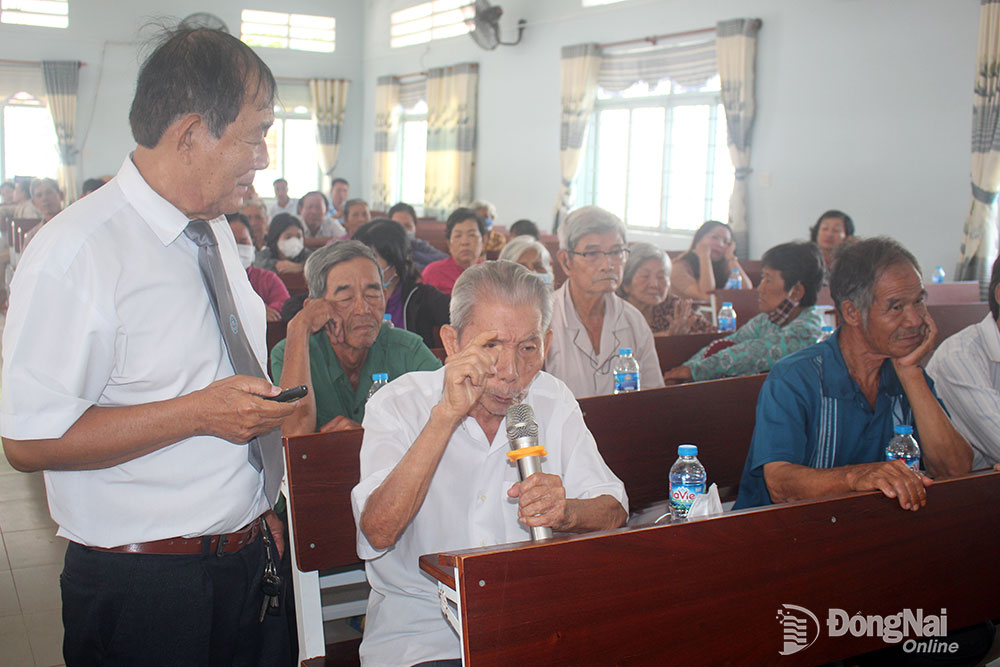 Luật sư Nguyễn Đức (Đoàn Luật sư Đồng Nai) tuyên truyền pháp luật về hôn nhân và gia đình cho người dân xã Trà Cổ (huyện Tân Phú). Ảnh minh họa: Đoàn Phú