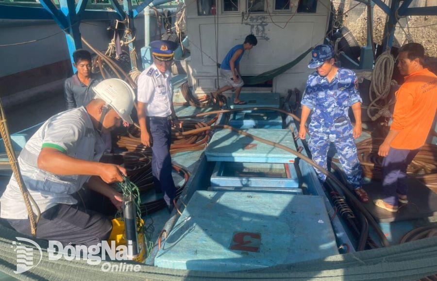 Tạm giữ tàu vận chuyển trái phép 50 ngàn lít dầu DO không rõ nguồn gốc