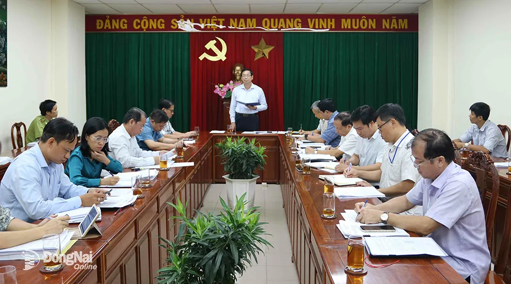 Phó chủ tịch UBND tỉnh Võ Văn Phi chủ trì cuộc họp. Ảnh: V.Gia