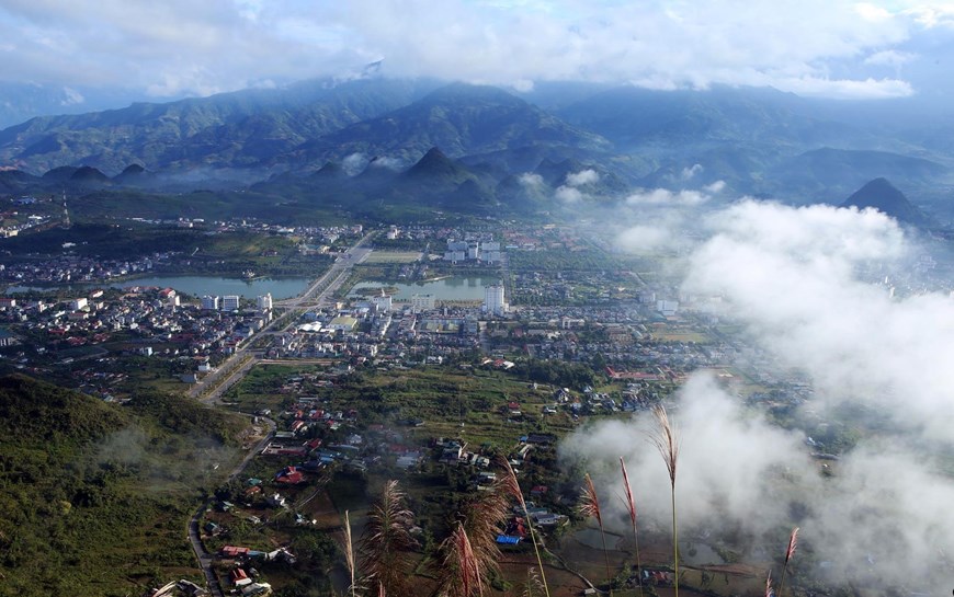 Standing atop Mt Lao Ty Phung, tourists can enjoy breathtaking views of Lai Chau city while shrouded in swirling clouds. 

