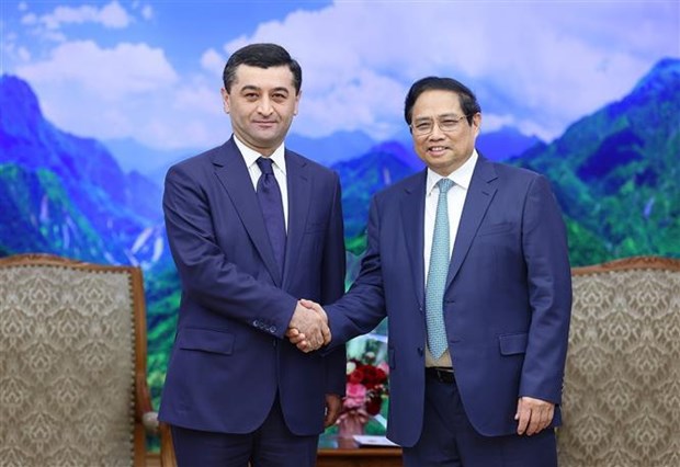 Prime Minister Pham Minh Chinh (R) and Minister of Foreign Affairs of Uzbekistan Bakhtiyor Saidov at the meeting in Hanoi on March 18. 
