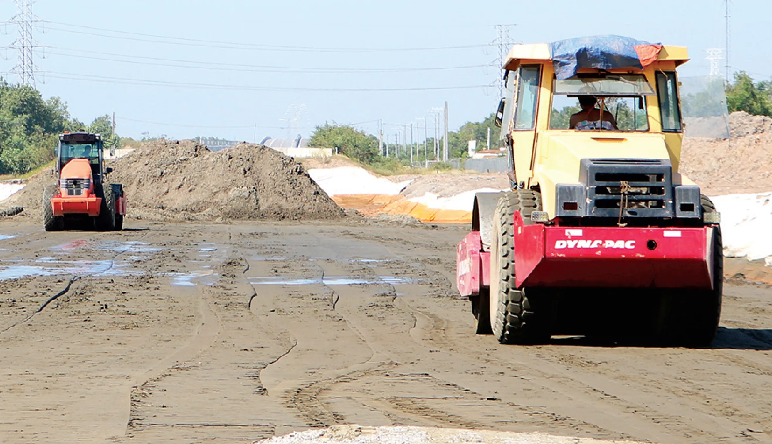 Thi công Dự án Đường cao tốc Bến Lức - Long Thành đoạn qua địa bàn huyện Nhơn Trạch. Ảnh tư liệu: PHẠM TÙNG