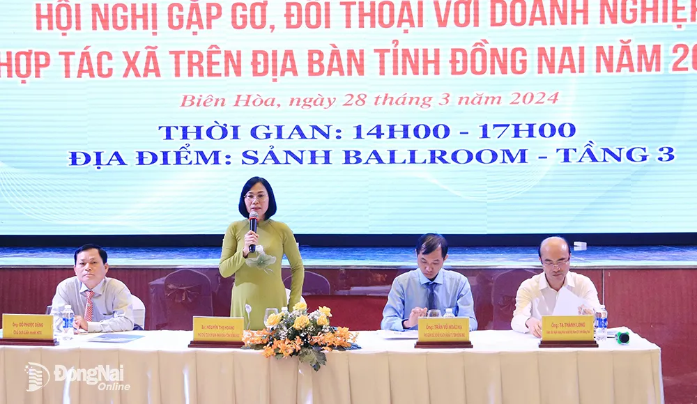 Phó chủ tịch UBND tỉnh Nguyễn Thị Hoàng và đại diện các đơn vị, sở, ngành chủ trì buổi đối thoại. Ảnh: Vương Thế