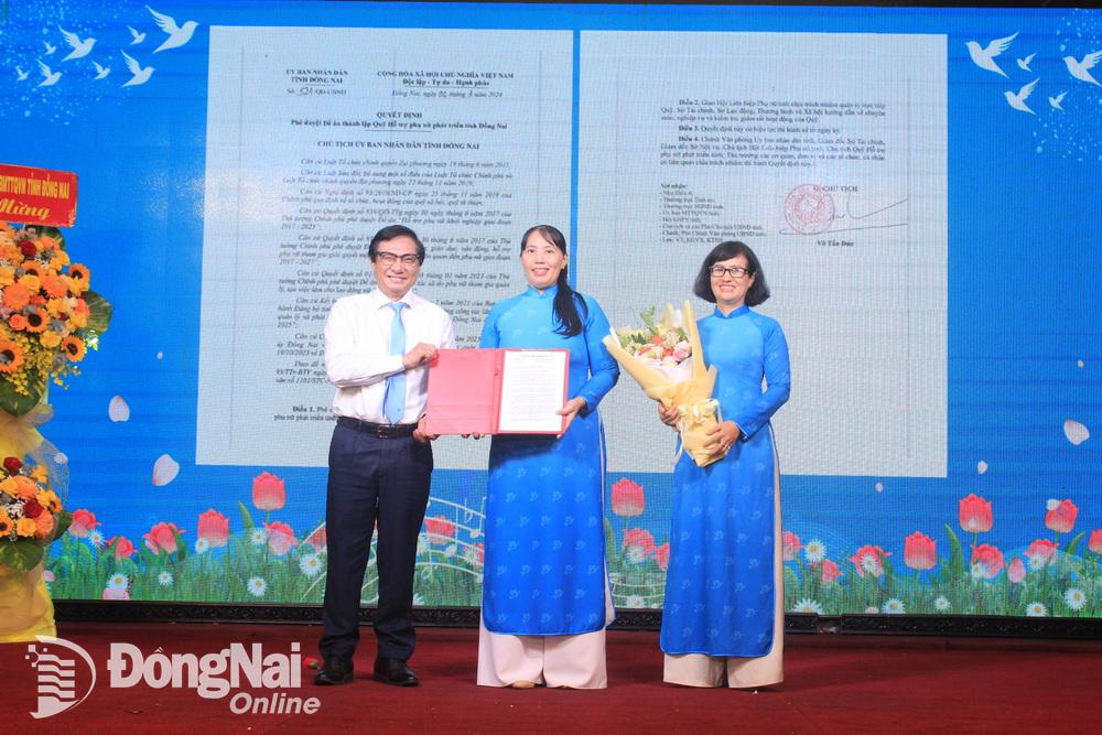 Phó chủ tịch UBND tỉnh Nguyễn Sơn Hùng trao quyết định phê duyệt đề án thành lập Quỹ hỗ trợ Phụ nữ phát triển tỉnh Đồng Nai cho Hội LHPN tỉnh (Ảnh: Nga Sơn)
