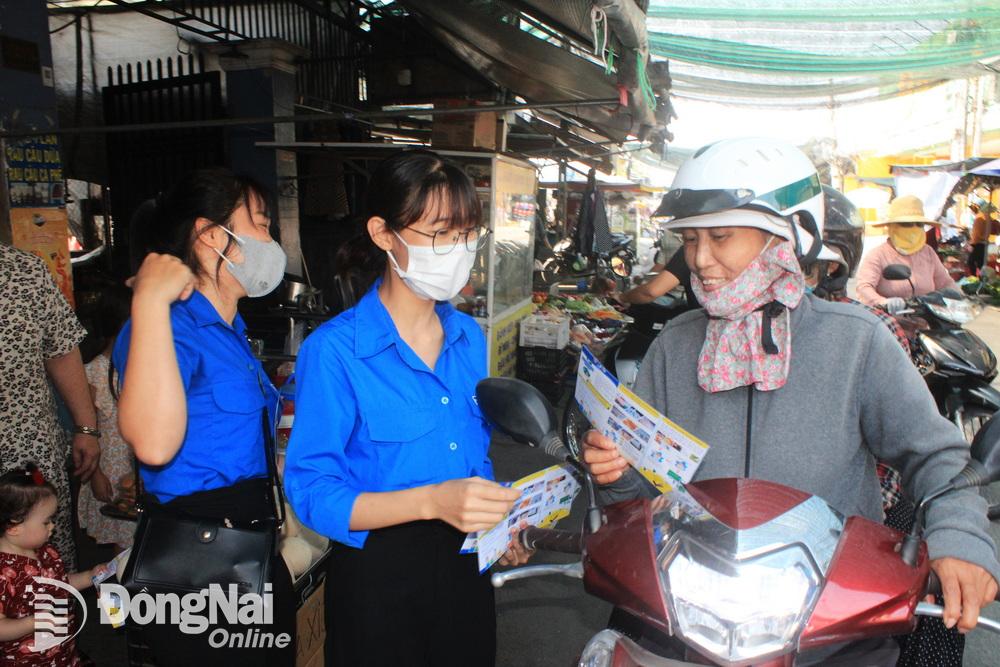 Đoàn viên, thanh niên phường Tân Biên tuyên truyền phân loại rác thải rắn sinh hoạt tại nguồn (Ảnh: Nga Sơn)