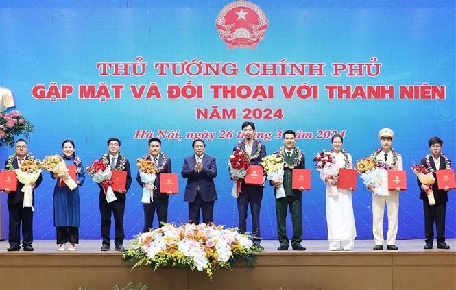 Thủ tướng Phạm Minh Chính tặng hoa chúc mừng các Gương mặt trẻ Việt Nam triển vọng năm 2023. Ảnh: Dương Giang-TTXVN

