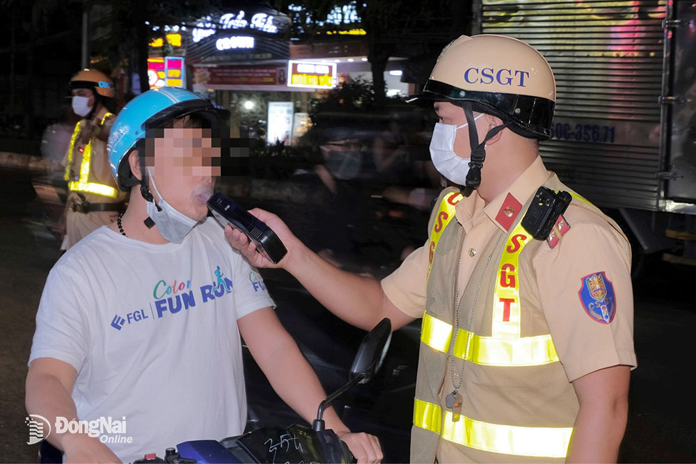 Lực lượng Cảnh sát giao thông kiểm tra nồng độ cồn tài xế trên các tuyến đường nội thành Biên Hòa vào ban đêm. Ảnh: Đ.Tùng