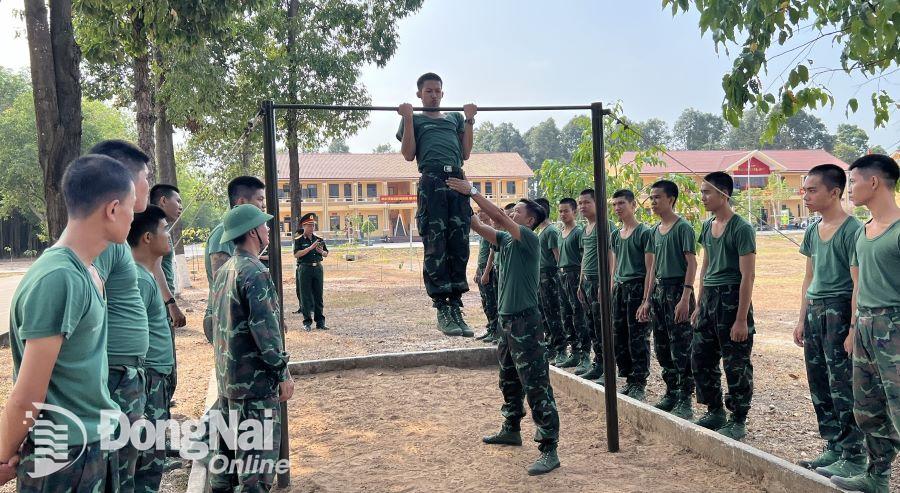 Các chiến sĩ huyện Định Quán đang huấn luyện bài lên xà đơn. Ảnh: Nguyệt Hà