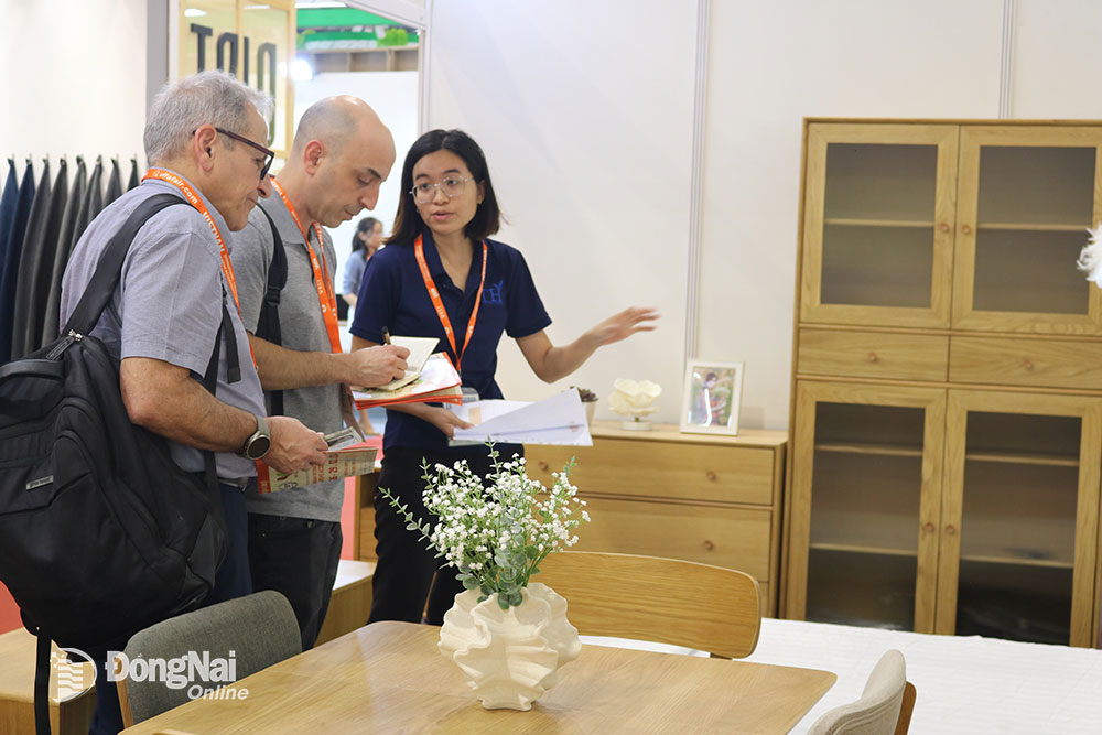Các doanh nghiệp tham gia một chương trình xúc tiến thương mại quốc tế về ngành gỗ được tổ chức ở Thành phố Hồ Chí Minh