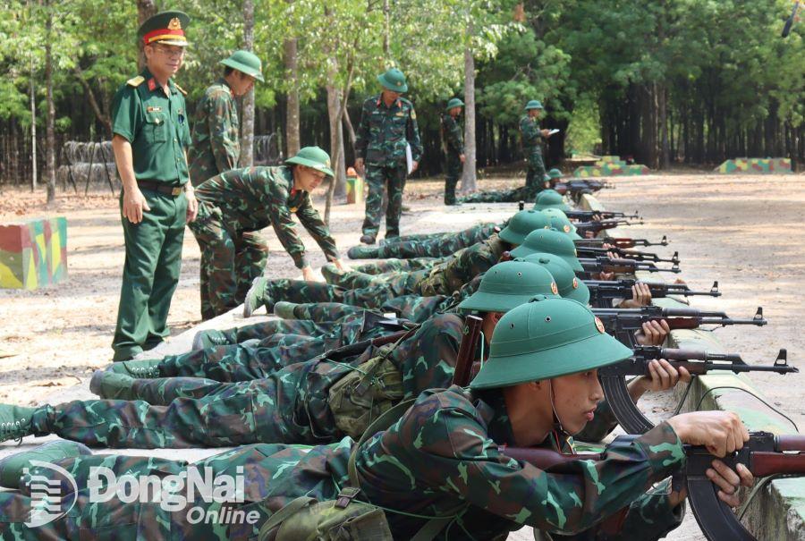 Chiến sĩ mới đến từ huyện Định Quán trong bài huấn luyện súng tiểu liên AK bài 1. Ảnh Nguyệt Hà