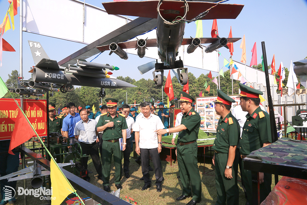 Phó bí thư thường trực Tỉnh ủy Hồ Thanh Sơn tham quan các mô hình huấn luyện của Bộ Chỉ huy quân sự tỉnh.
