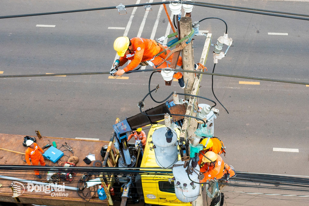 Công nhân điện lực đang sửa chữa bảo trì điện trước mùa khô 2023-2024. Ảnh: T.H