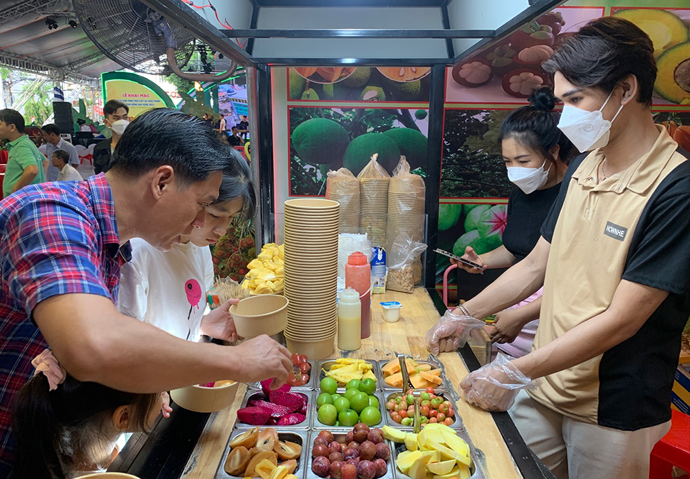Khách chọn mua các món chế biến từ trái cây tại Lễ hội Trái cây Long Khánh năm 2023. Ảnh: B.Nguyên