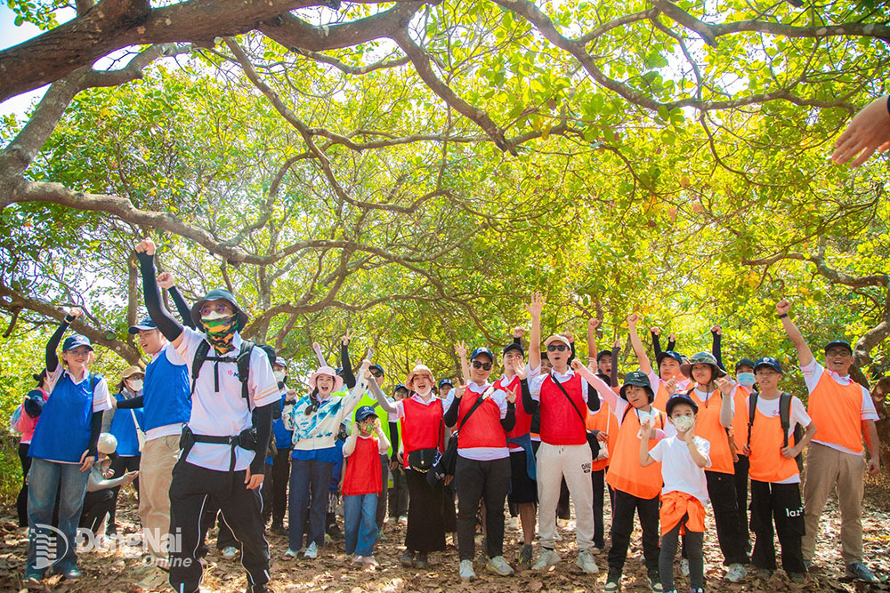 Du khách tham gia hoạt động du lịch trải nghiệm rừng tại huyện Định Quán. Ảnh: Nho Kiên