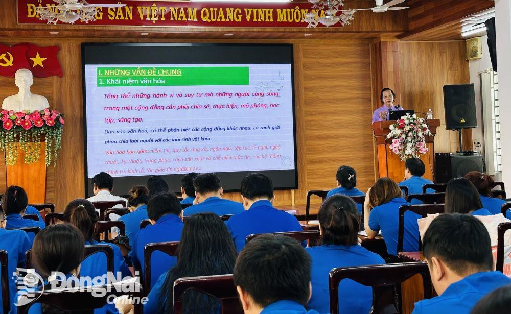 Bí thư Đảng ủy Khối các cơ quan tỉnh Bùi Quang Huy chia sẻ tại hội nghị