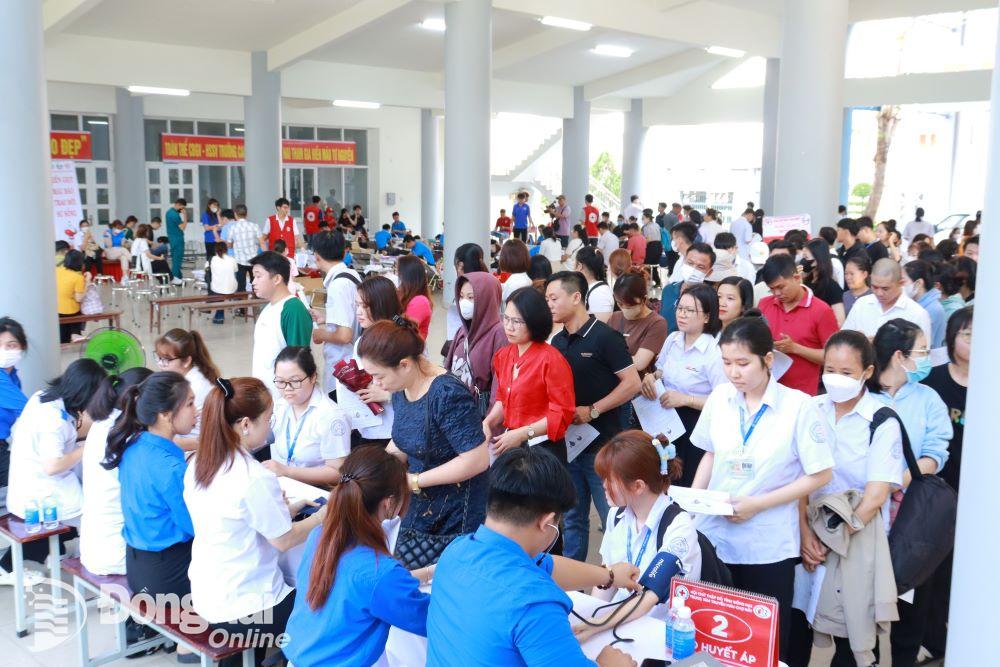Đông đảo cán bộ, nhân viên nhà trường và người dân chờ kiểm tra sức khỏe tổng quát để hiến máu (ảnh: C.Nhật)
