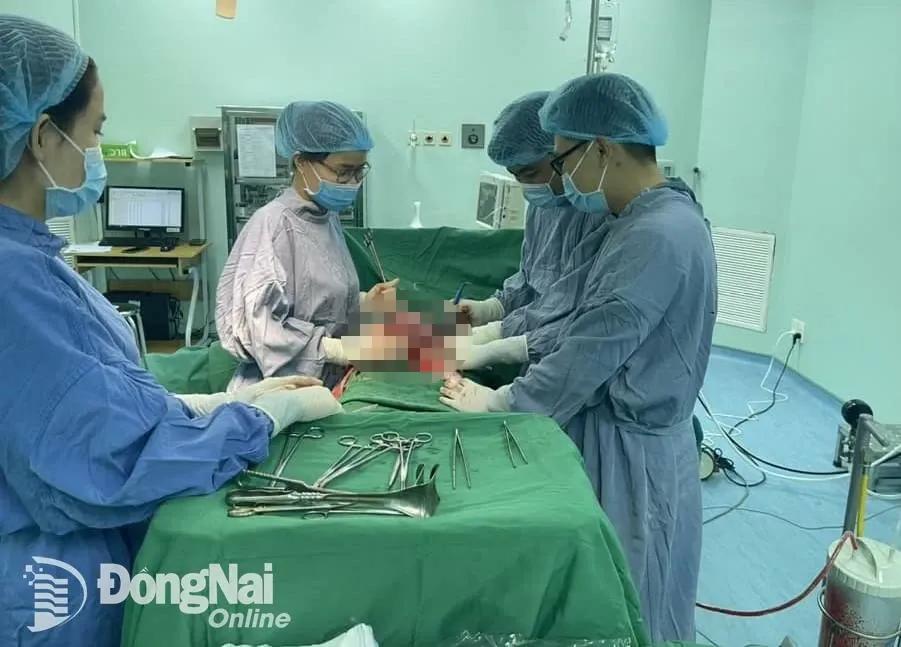 Các bác sĩ thực hiện ca phẫu thuật bóc tách khối u xơ tử cung lớn, nặng gần 2kg cho bệnh nhân. Ảnh: BVCC