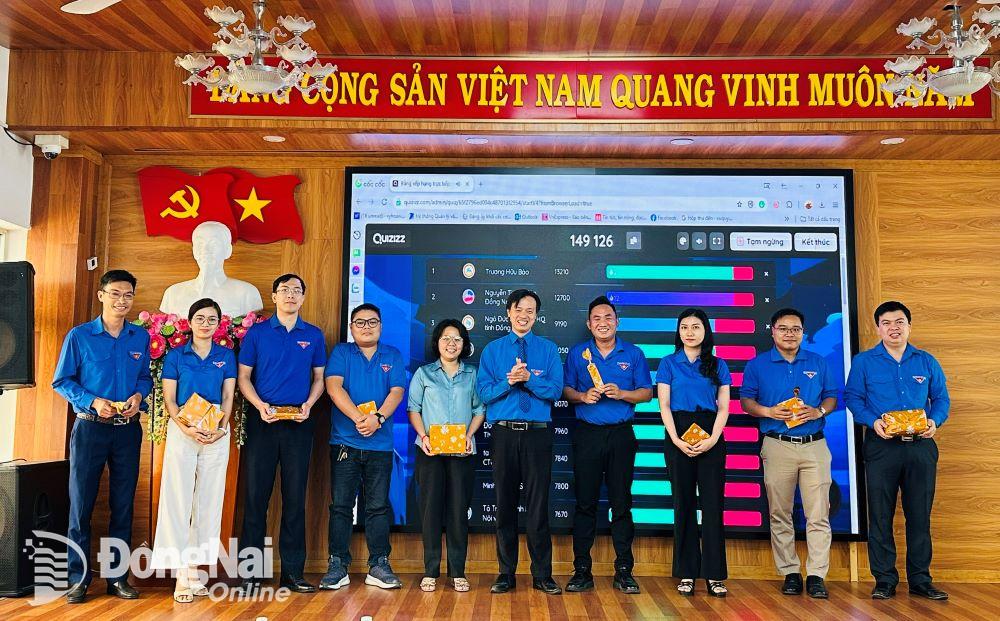Bí thư Đoàn Khối các cơ quan tỉnh Vy Hoài Vũ tặng thưởng cho các cá nhân đạt thành tích cao trong mini game tìm hiểu về tư tưởng, đạo đức, phong cách Hồ Chí Minh