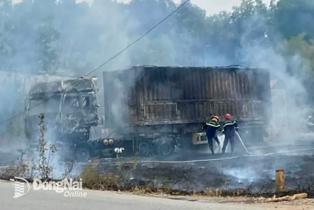 Lực lượng chữa cháy dập tắt đám cháy xe đầu kéo tại xã Lộc An (huyện Long Thành). Ảnh: CTV