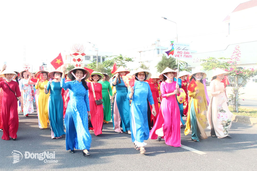Cán bộ, hội viên phụ nữ công nhân viên chức lao động huyện Trảng Bom tham gia diễu hành áo dài