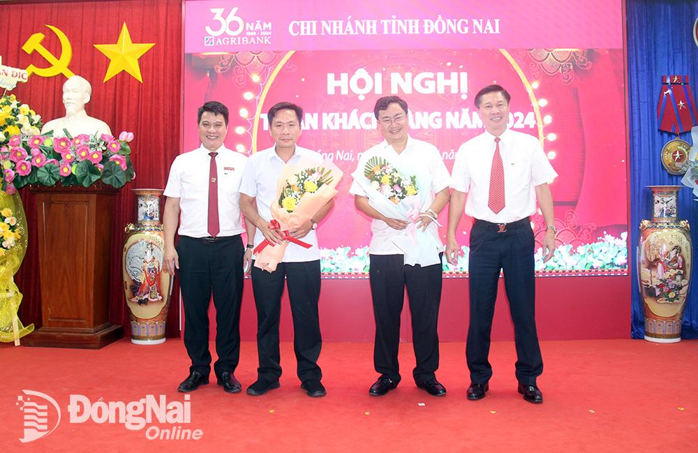 Lãnh đạo Agribank chi nhánh tỉnh Đồng Nai tặng hoa cảm ơn các cơ quan thông tấn, báo chí trong tỉnh. Ảnh: Hải Quân