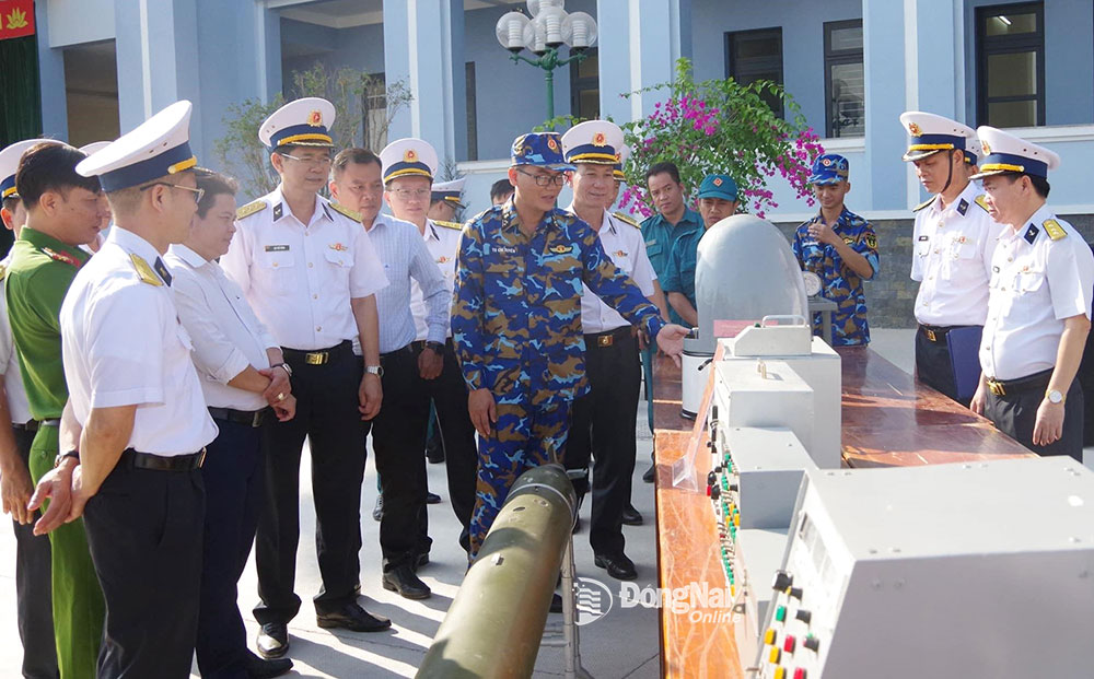 Thủ trưởng Vùng 2 Hải quân tham quan mô hình huấn luyện tại Trung tâm Bảo đảm kỹ thuật Vùng 2
đóng tại huyện Nhơn Trạch. Ảnh: ĐVCC