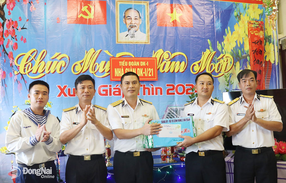 
Thủ trưởng Vùng 2 Hải quân tặng quà cán bộ, chiến sĩ trên các nhà giàn DK1. . Ảnh: N.Hà