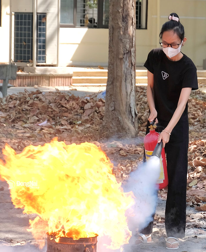 3. Sinh viên được thực hành cách dùng các loại bình chữa cháy xách tay để dập lửa ngay từ khi phát sinh.