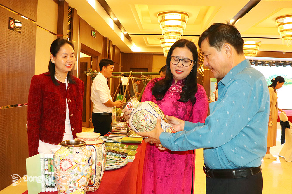 Giới thiệu gốm Biên Hòa tại Hội nghị Xúc tiến du lịch của Đồng Nai ở tỉnh Điện Biên vào giữa tháng 3-2024. Ảnh: Ngọc Liên