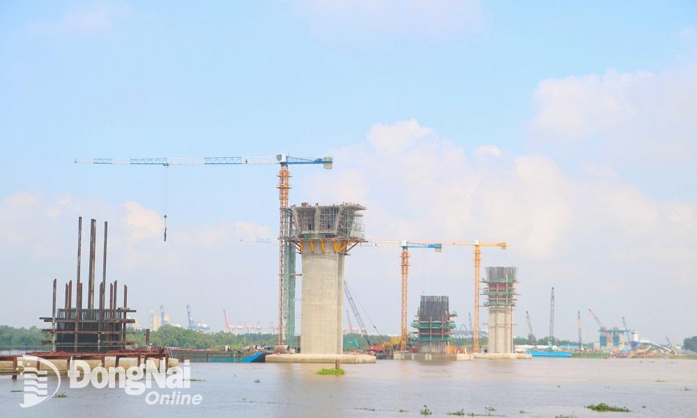 Cầu Nhơn Trạch trên đường Vành đai 3 -Thành phố Hồ Chí Minh kết nối Đồng Nai và Thành phố Hồ Chí Minh đang được đầu tư xây dựng. Ảnh: tư liệu