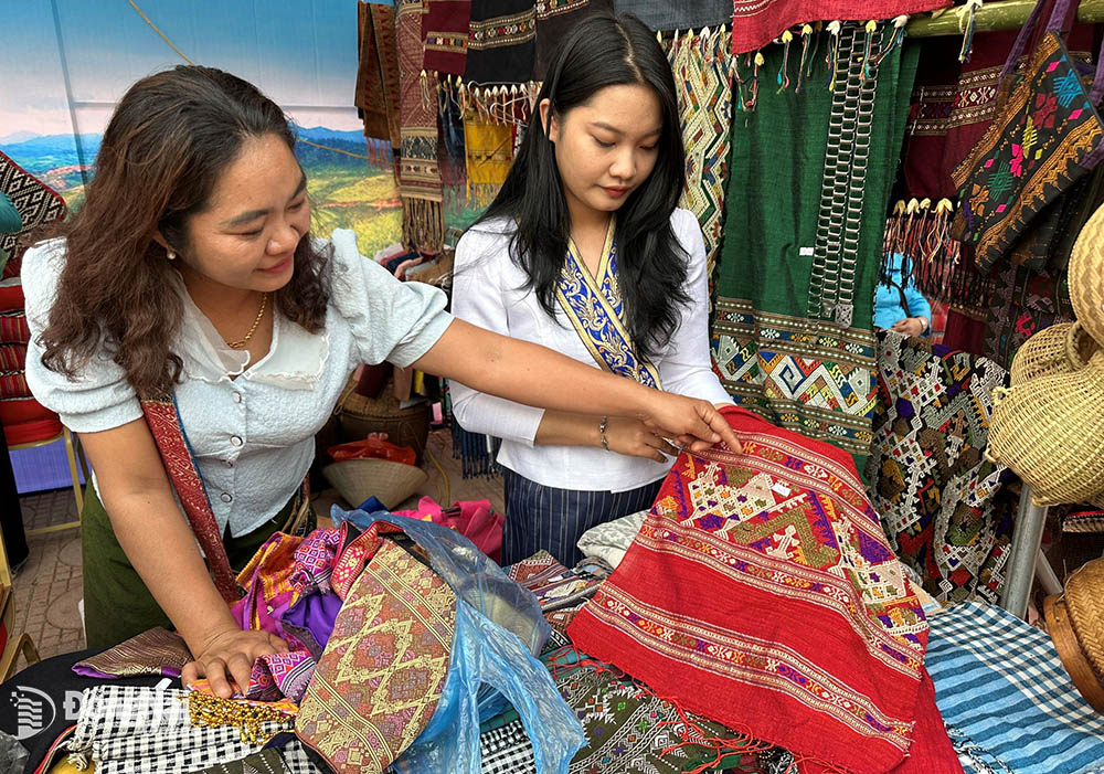 Những họa tiết trang trí trên khăn của dân tộc Lào.