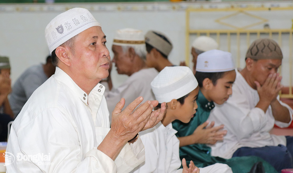 Tín đồ Hồi giáo thực hiện thánh lễ tại Thánh đường Hồi giáo Bình Sơn (xã Bình Sơn, huyện Long Thành) trong Tháng chay Ramadan vào tối 29-3.