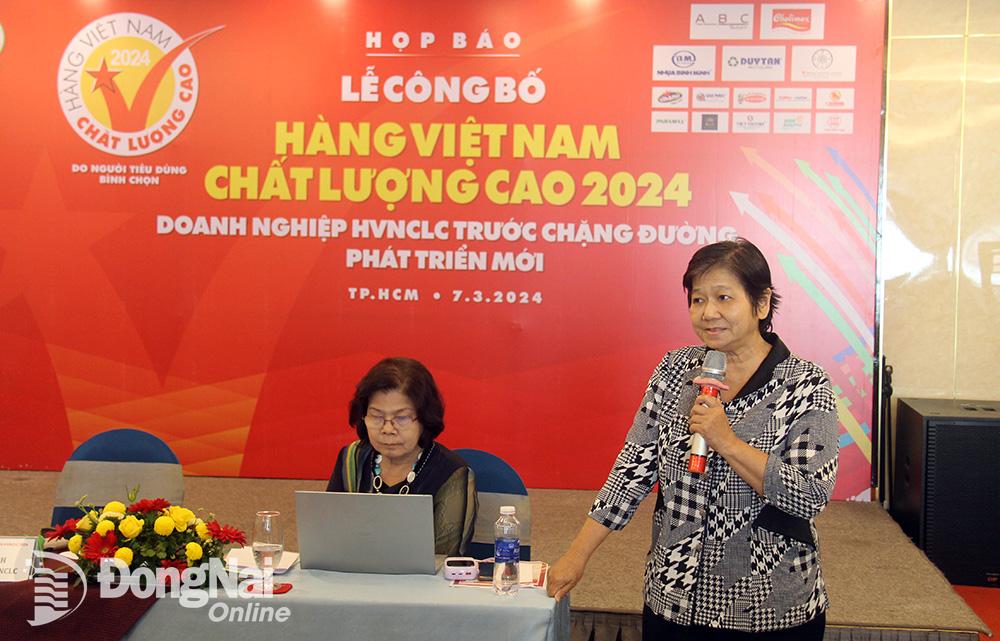 Đại diện Hội Doanh nghiệp hàng Việt Nam chất lượng cao trả lời câu hỏi của phóng viên Báo Đồng Nai liên quan đến các hoạt động của Hội nhằm hỗ trợ, phát triển thị trường các sản phẩm OCOP, sản phẩm địa phương… (Ảnh: Hải Quân)