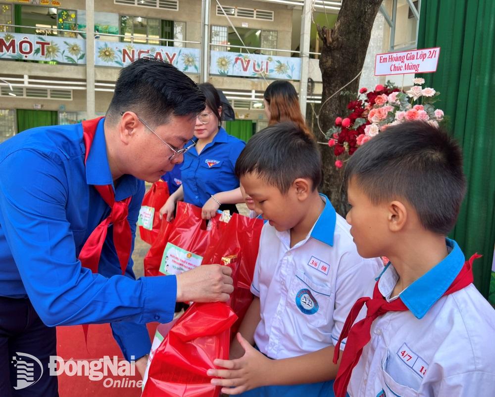 Phó bí thư thường trực Tỉnh đoàn Võ Văn Trung trao quà cho học sinh. Ảnh: ĐVCC