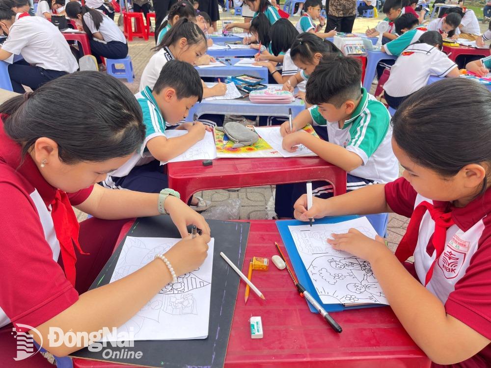 Đội viên, thiếu nhi thành phố Biên Hòa tham gia vẽ tranh tại ngày hội sắc màu. Ảnh: ĐVCC