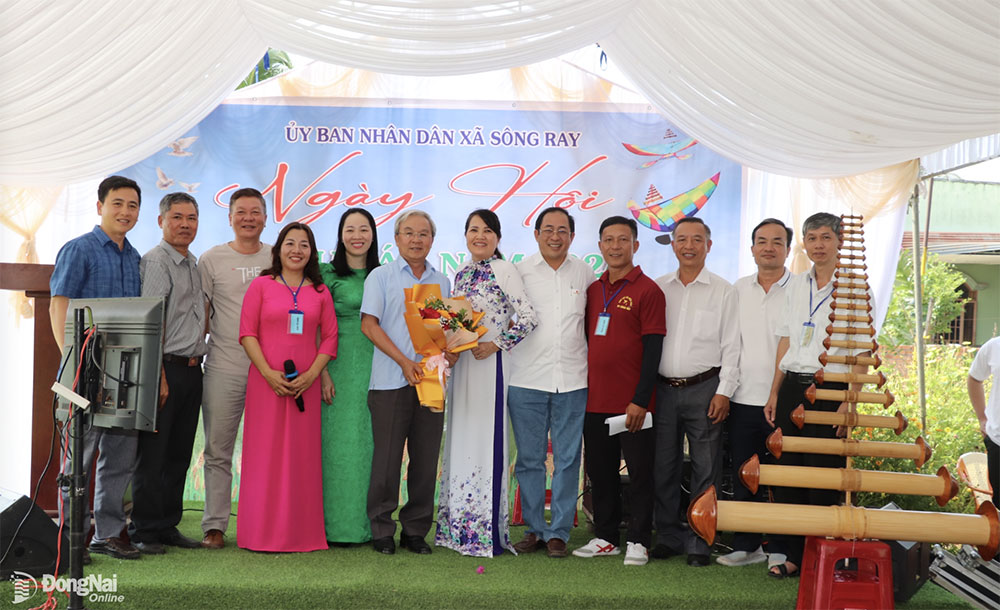Uỷ viên Ban thường vụ Tỉnh ủy, Chủ tịch Ủyban MTTQ Việt Nam tỉnh Cao Văn Quang nhận hoa tri ân của Ban tổ chức.