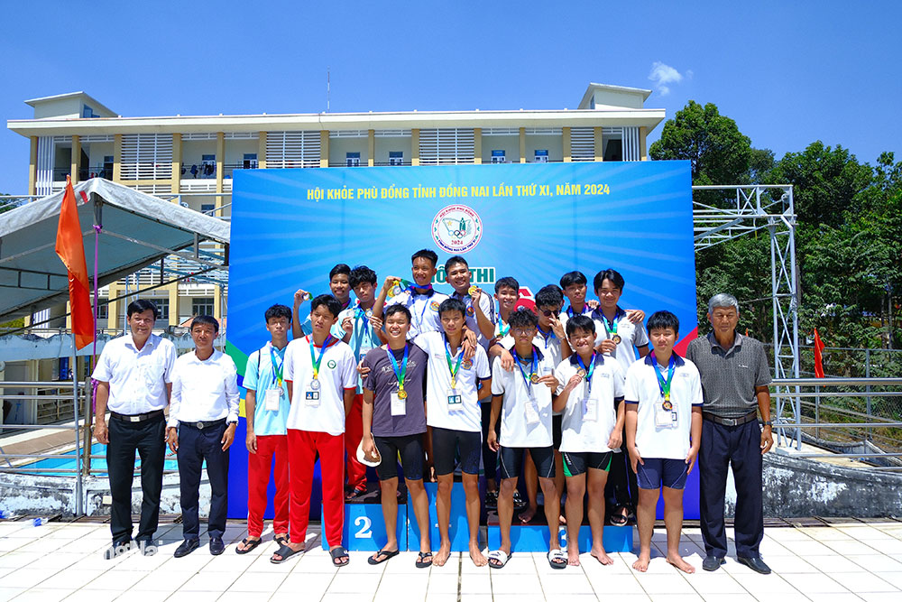 Ban tổ chức trao huy chương cho các VĐV đạt thứ hạng cao ở môn bơi