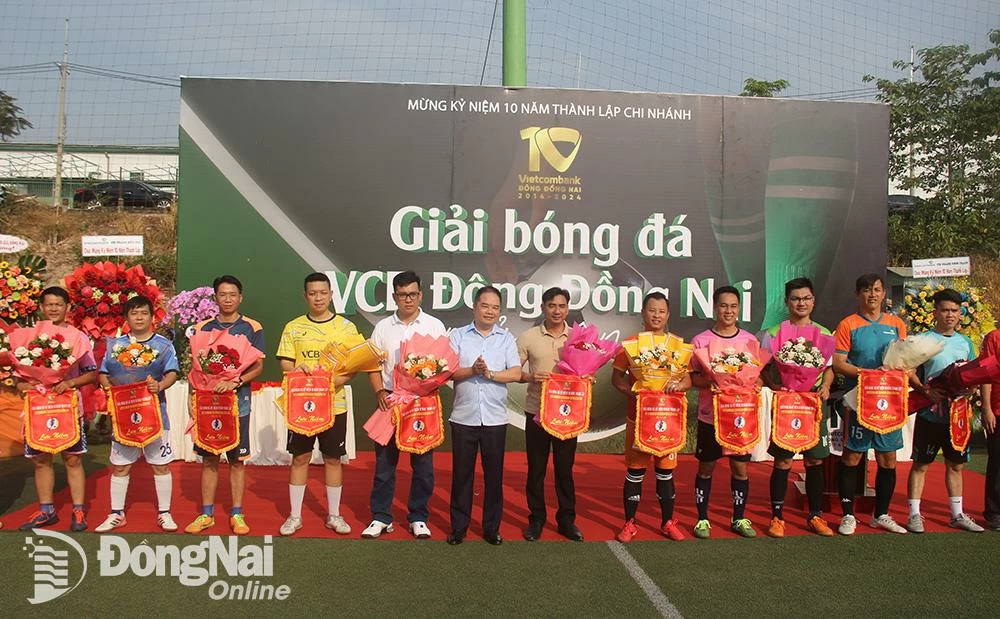 Lãnh đạo Vietcombank Đông Đồng Nai tặng cờ lưu niệm cho các đội bóng tham gia giải. Ảnh: Hải Quân