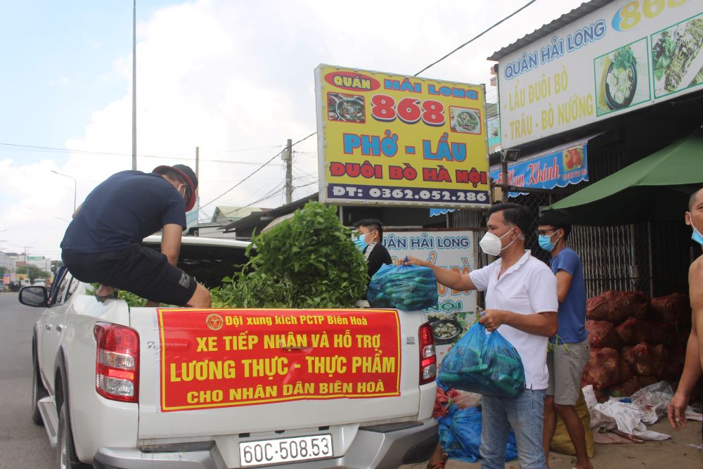 Đội xung kích hoạt động hỗ trợ lương thực, thực phẩm cho người dân trong đợt dịch Covid-19. Ảnh: Tố Tâm