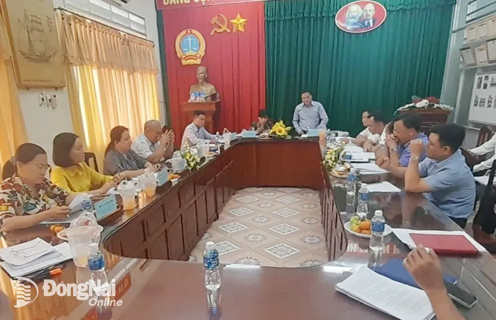Đoàn giám sát làm việc tại Tòa án nhân dân huyện Tân Phú. Ảnh: Tiến Khang