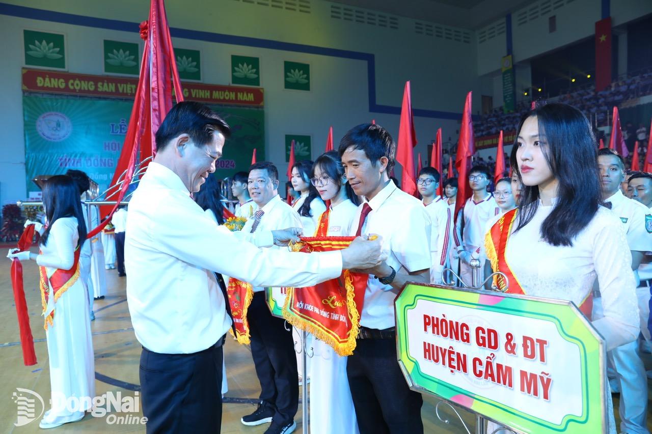 Ủy viên Trung ương Đảng, Bí thư Tỉnh ủy Nguyễn Hồng Lĩnh tặng cờ lưu niệm cho các đoàn thể thao. Ảnh: Huy Anh