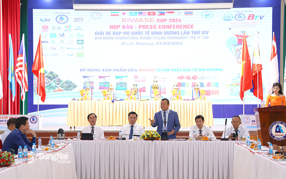 Ông Ngô Văn Lui, Phó tổng giám đốc Công ty Cổ phần Nước – Môi trường Bình Dương, Trưởng ban tổ chức trả lời ý kiến góp ý giới báo chí